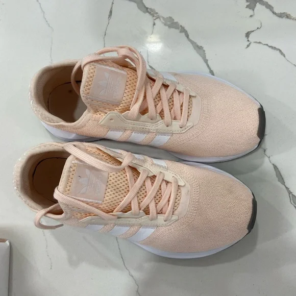 Adidas Sneaker size 7.5 - Picture 2 of 8